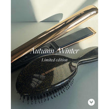 Indlæs billede til gallerivisning HH Simonsen - True Divinity incl. Gloss Brush - Gold AW25 (virðið 1.399,95) - (væntast á goymslu uml. 29. okt.)