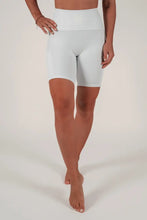 Indlæs billede til gallerivisning BARA - White Pocket Shorts