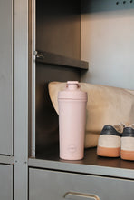 Indlæs billede til gallerivisning AYA&IDA - Shaker Bottle - Soft Rose - 750ML (Den lille bold, til at mixe proteinpulveret med, medfølger)