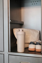Indlæs billede til gallerivisning AYA&IDA - Shaker Bottle - Cream Beige - 750ML (Den lille bold, til at mixe proteinpulveret med, medfølger)