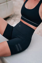 Indlæs billede til gallerivisning BARA - Black Reflective Move Shorts