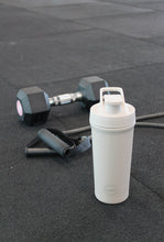 Indlæs billede til gallerivisning AYA&IDA - Shaker Bottle - Cream Beige - 750ML (Den lille bold, til at mixe proteinpulveret med, medfølger)