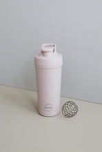 Indlæs billede til gallerivisning AYA&IDA - Shaker Bottle - Soft Rose - 750ML (Den lille bold, til at mixe proteinpulveret med, medfølger)