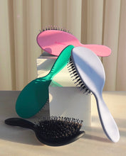 Indlæs billede til gallerivisning HH Simonsen - GLOSS BRUSH MIDI med ægte vildsvinehår, der fordeler det sunde og naturlige hårfedt fra hovedbunden ud i hvert enkelt hårstrås fulde længde - Sort/grøn/lilla/pink (virði 199,95 kr.) - JÚST KOMIÐ