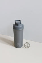 Indlæs billede til gallerivisning AYA&IDA - Shaker Bottle - Dark Grey - 750ML (Den lille bold, til at mixe proteinpulveret med, medfølger)