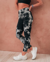Indlæs billede til gallerivisning BARA - Black Tie Dye Seamless Tights