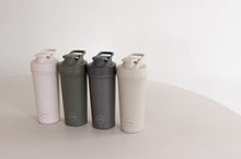 Indlæs billede til gallerivisning AYA&IDA - Shaker Bottle - Cream Beige - 750ML (Den lille bold, til at mixe proteinpulveret med, medfølger)