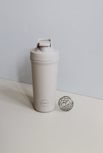 Indlæs billede til gallerivisning AYA&IDA - Shaker Bottle - Cream Beige - 750ML (Den lille bold, til at mixe proteinpulveret med, medfølger)