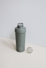 Indlæs billede til gallerivisning AYA&IDA - Shaker Bottle - Tropical Green - 750ML (Den lille bold, til at mixe proteinpulveret med, medfølger)