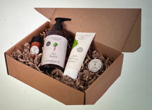 Indlæs billede til gallerivisning Gaveæske med Rabarber -Indeholder Håndcreme, Håndsæbe, Body Lotion og Læbebalsam - Undanbílegging - væntast á goymslu 9. dec. um vøran á goymslu í DK