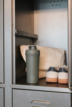 Indlæs billede til gallerivisning AYA&IDA - Shaker Bottle - Tropical Green - 750ML (Den lille bold, til at mixe proteinpulveret med, medfølger)