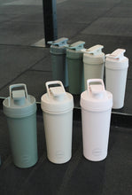 Indlæs billede til gallerivisning AYA&IDA - Shaker Bottle - Dark Grey - 750ML (Den lille bold, til at mixe proteinpulveret med, medfølger)