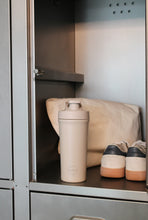 Indlæs billede til gallerivisning AYA&IDA - Shaker Bottle - Cream Beige - 750ML (Den lille bold, til at mixe proteinpulveret med, medfølger)