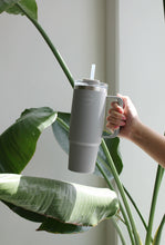 Indlæs billede til gallerivisning AYA&IDA - Thermo Cup with Straw - Light Grey - 885ML