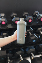 Indlæs billede til gallerivisning AYA&IDA - Shaker Bottle - Tropical Green - 750ML (Den lille bold, til at mixe proteinpulveret med, medfølger)