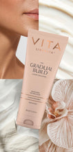 Indlæs billede til gallerivisning VITA LIBERATA - The Gradual Build Tanning Lotion 200 ml. (selvbruner, der gradvist opbygger en flot solkysset og naturlig kulør)