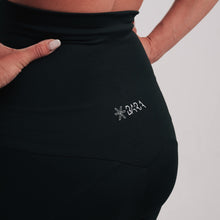 Indlæs billede til gallerivisning BARA - Black Maternity Pocket Shorts
