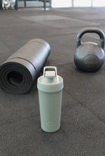 Indlæs billede til gallerivisning AYA&IDA - Shaker Bottle - Tropical Green - 750ML (Den lille bold, til at mixe proteinpulveret med, medfølger)