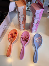 Indlæs billede til gallerivisning HH Simonsen - Wonder Brush - Pink Bloom (virði 199,95 kr.) - JÚST KOMIÐ