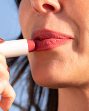 Indlæs billede til gallerivisning COOLA - Mineral Liplux® Organic Tinted Lip Balm Sunscreen SPF 30 - Firecracker