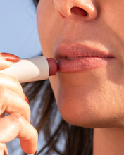 Indlæs billede til gallerivisning COOLA Mineral Liplux® Organic Tinted Lip Balm Sunscreen SPF 30 - Summer Crush