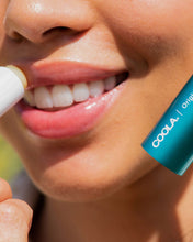 Indlæs billede til gallerivisning COOLA - Classic Liplux® Organic Lip Balm Sunscreen SPF 30 - Original