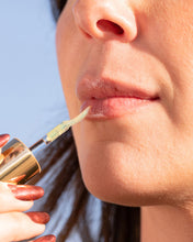 Indlæs billede til gallerivisning COOLA - Liplux® Organic Hydrating Lip Oil Sunscreen SPF 30