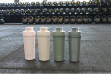 Indlæs billede til gallerivisning AYA&IDA - Shaker Bottle - Soft Rose - 750ML (Den lille bold, til at mixe proteinpulveret med, medfølger)
