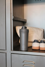 Indlæs billede til gallerivisning AYA&IDA - Shaker Bottle - Dark Grey - 750ML (Den lille bold, til at mixe proteinpulveret med, medfølger)