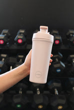Indlæs billede til gallerivisning AYA&IDA - Shaker Bottle - Soft Rose - 750ML (Den lille bold, til at mixe proteinpulveret med, medfølger)