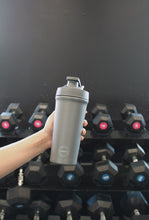 Indlæs billede til gallerivisning AYA&IDA - Shaker Bottle - Dark Grey - 750ML (Den lille bold, til at mixe proteinpulveret med, medfølger)