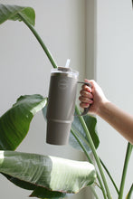 Indlæs billede til gallerivisning AYA&IDA - Thermo Cup with Straw - Driftwood - 885ML