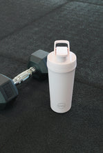 Indlæs billede til gallerivisning AYA&IDA - Shaker Bottle - Soft Rose - 750ML (Den lille bold, til at mixe proteinpulveret med, medfølger)