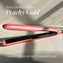 Indlæs billede til gallerivisning HH Simonsen - TRUE DIVINITY INCL. GLOSS BRUSH - PEACHY GOLD SS25 (VIRÐI KR. 1.499,90)
