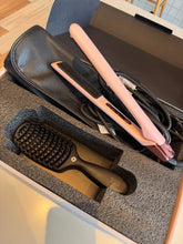 Indlæs billede til gallerivisning HH Simonsen - Serenity Styler - Flora/pink - inkl. Gloss Air Brush + luksuriøs varmetaske og stofpose - SS26 (virði kr. 1.699,90) - JÚST KOMIÐ