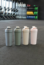 Indlæs billede til gallerivisning AYA&IDA - Shaker Bottle - Tropical Green - 750ML (Den lille bold, til at mixe proteinpulveret med, medfølger)