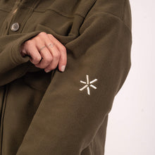 Indlæs billede til gallerivisning SPAR 20%: BARA -UNISEX Khaki Fleece Shacket (STÓRIR Í TÍ)