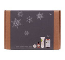 Indlæs billede til gallerivisning Gaveæske med Rabarber -Indeholder Håndcreme, Håndsæbe, Body Lotion og Læbebalsam - Undanbílegging - væntast á goymslu 9. dec. um vøran á goymslu í DK