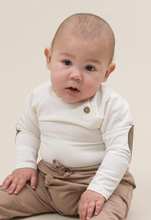 Indlæs billede til gallerivisning LITTLE WONDERS - Off white bluse til drenge med albue lapper