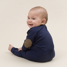 Indlæs billede til gallerivisning LITTLE WONDERS - Navy Blå Heldragt til drenge med lomme foran og albuelapper bagpå