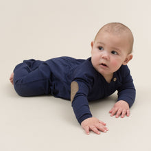 Indlæs billede til gallerivisning LITTLE WONDERS - Navy Blå Heldragt til drenge med lomme foran og albuelapper bagpå