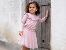 Indlæs billede til gallerivisning LITTLE WONDERS - Celine Støvet rosa/glitter bluse med flæse