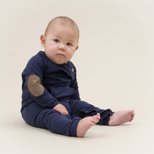 Indlæs billede til gallerivisning LITTLE WONDERS - Navy Blå Heldragt til drenge med lomme foran og albuelapper bagpå