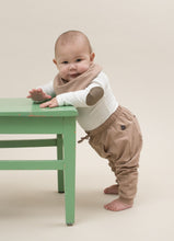 Indlæs billede til gallerivisning SPAR 40%: LITTLE WONDERS - Off white bluse til drenge med albue lapper