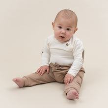 Indlæs billede til gallerivisning LITTLE WONDERS - Off white bluse til drenge med albue lapper