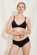 Indlæs billede til gallerivisning BEA BH SORT - UNDERPROTECTION (BERT 1 STK. XL EFTIR)