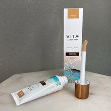 Indlæs billede til gallerivisning VITA LIBERATA - Beauty Blur Skin Tone Optimizer - LIGHT - (3-in-1 primer, tinted moisturiser & foundation).
