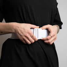 Indlæs billede til gallerivisning SPAR 20%: White Elastic Belt - BARA