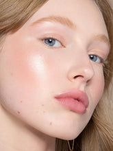 Indlæs billede til gallerivisning ILIA Liquid Light Serum Highlighter - Atomic 15 ml (SOFT PINK PEARL)
