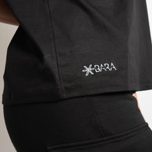 Indlæs billede til gallerivisning BARA - Black Recycled T-shirt